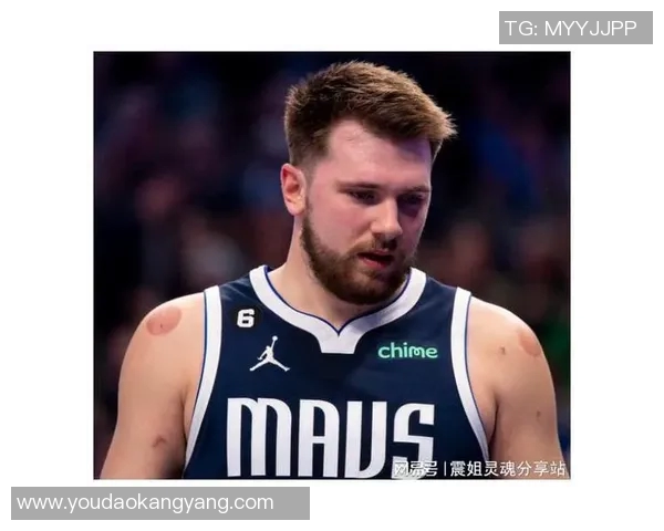 东契奇赛场小动作被镜头捕捉引发热议球迷媒体纷纷热烈讨论 东契奇赛场小动作被镜头捕捉引发热议球迷媒体纷纷热烈讨论