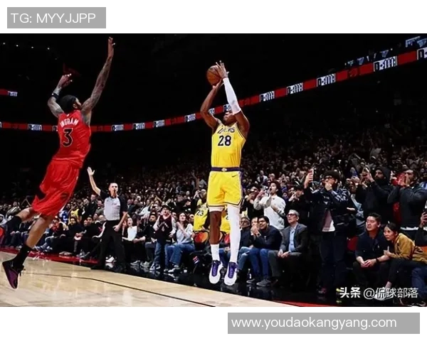 压哨三分命中瞬间绝平全场观众沸腾篮球赛场掀起最高潮 压哨三分命中瞬间绝平全场观众沸腾篮球赛场掀起最高潮